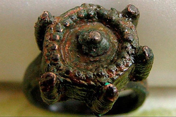 В Болгарии найден средневековый перстень для хранения яда