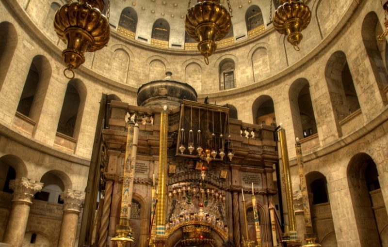 Недвижимая лестница Храма Воскресения Христова в Иерусалиме
