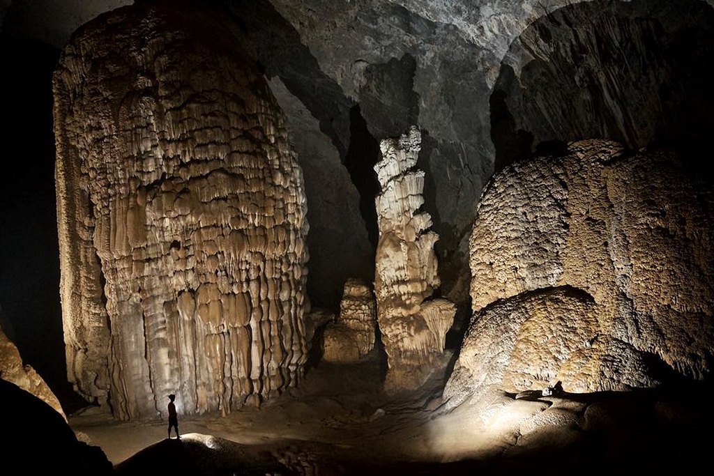 Сталагмиты в пещере Шондонг