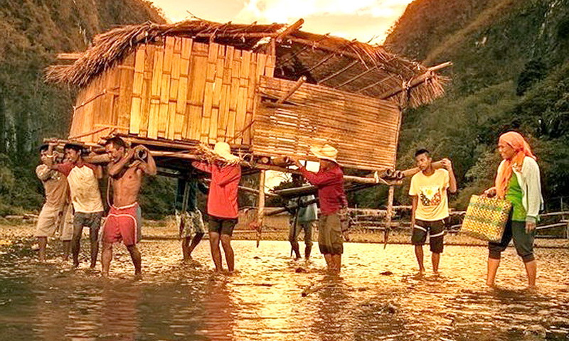 Древняя традиция филиппинского народа: жители деревни переносят весь дом