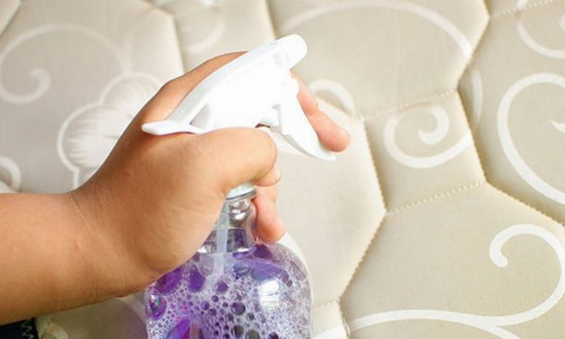 Как почистить матрас от запаха и пятен в домашних условиях