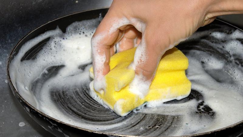 Как очистить сковороду от застарелого нагара