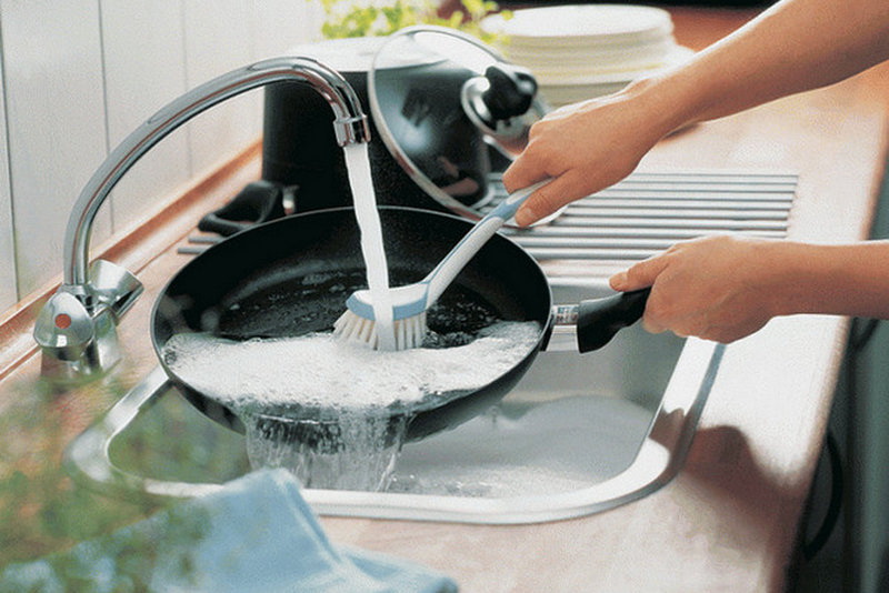 Как очистить тефлоновую сковороду от нагара внутри и снаружи