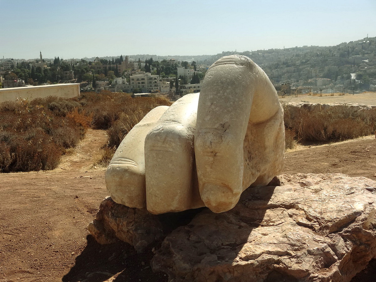 Каменная рука в Храме Геркулеса в Аммане, Иордания