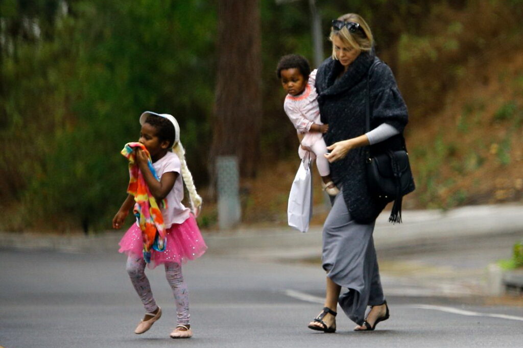 Анджелина Джоли и Шарлиз Терон меняют пол своим детям