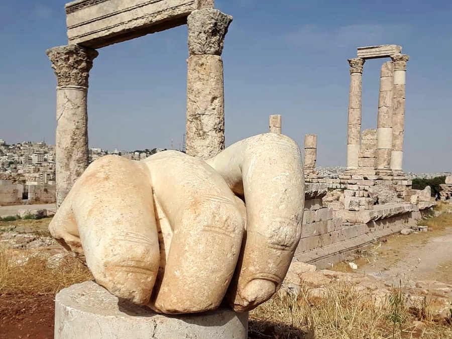 Каменная рука в Храме Геркулеса в Аммане, Иордания