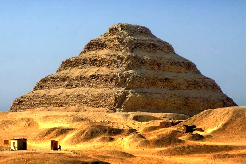Пирамида Джосера в Саккаре — самая древняя пирамида в Египте