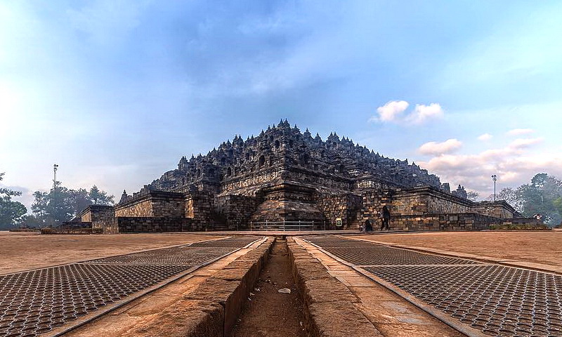Храм Боробудур — тысяча статуй среди вулканов