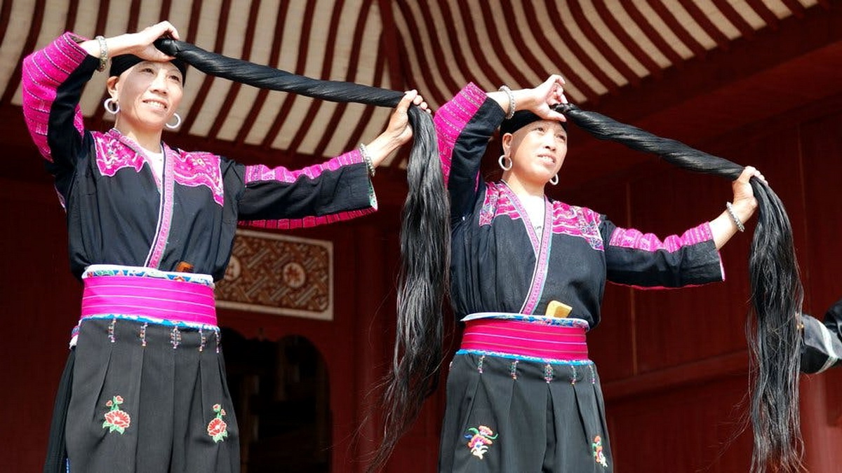 Китайская деревня, где живут женщины с необычайно длинными волосами