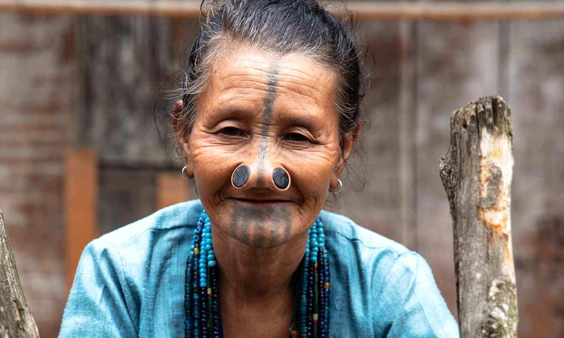 Народ апатани: зачем женщины носят пробки в носу