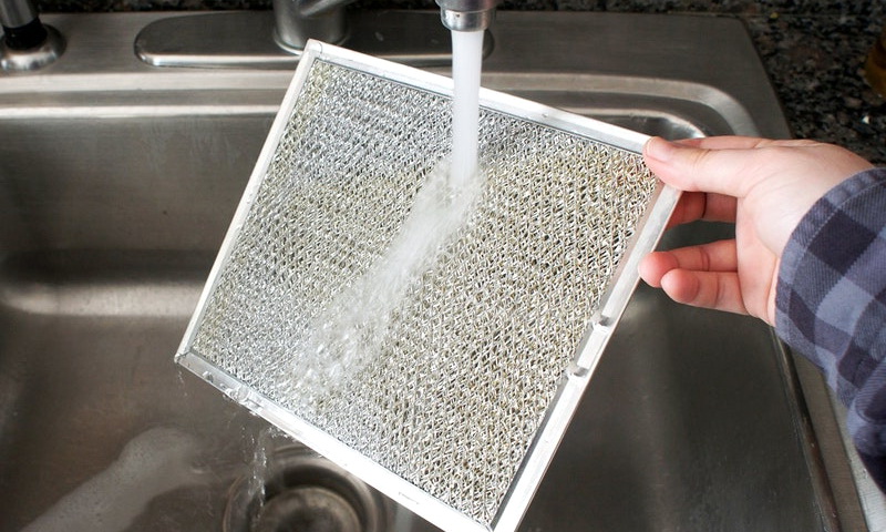 Как самостоятельно очистить фильтры кухонной вытяжки