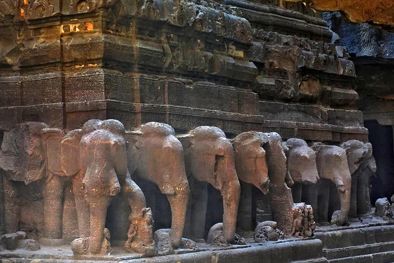 Статуи слонов Храма Кайласа