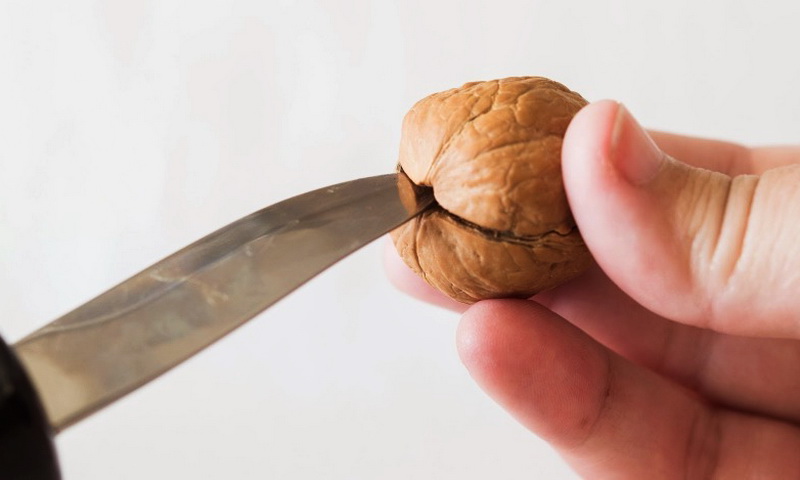 Грецкие орехи очистить ножом