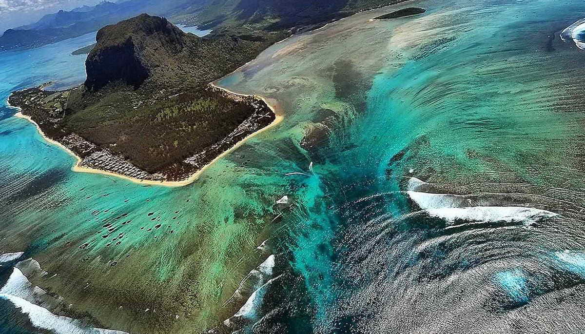 Иллюзия подводного водопада острова Маврикий