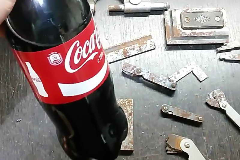 Кока-кола от ржавчины на металле