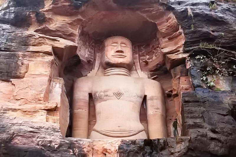 Статуя в скале Индия