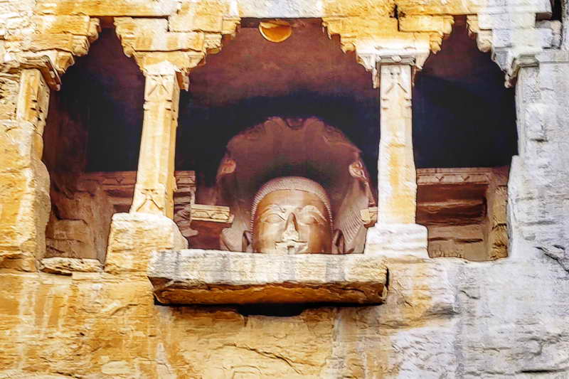 Статуя в пещерном храме Гопачала