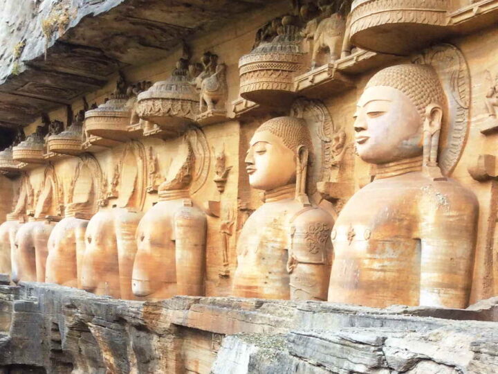 Высеченные в скале джайнские памятники Гопачала в Индии — культурное чудо