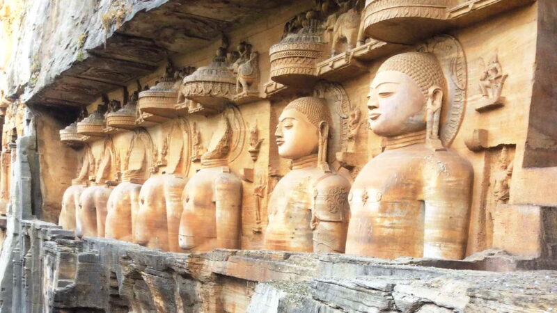 Высеченные в скале джайнские памятники Гопачала в Индии — культурное чудо